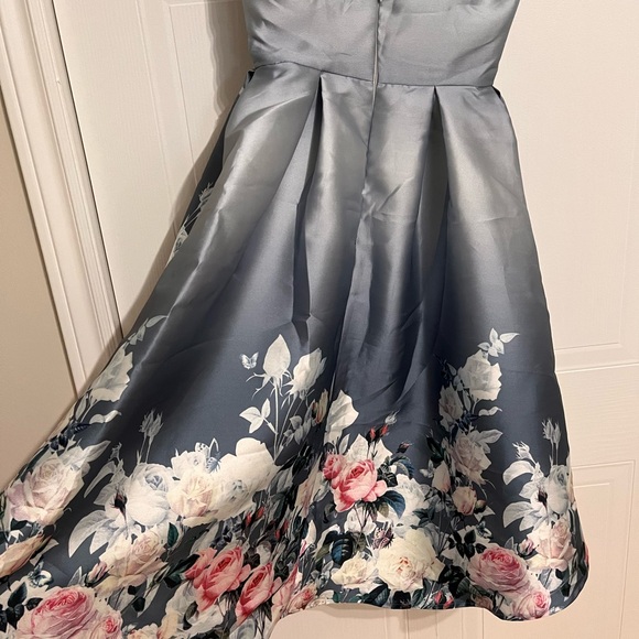 Boutique 1861 - Asymmetrical blue strapless dress with beautiful floral print - Picture 3 of 5